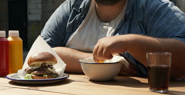 Ilustrasi pengaruh berat badan berlebih dan dampak obesitas dan ginjal yang menerima beban kerja lebih berat
