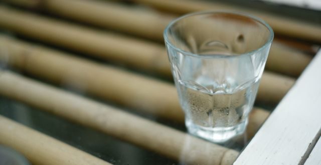 Cukup minum air putih dan asam lambung memiliki hubungan baik, karena air membantu mengencerkan kelebihan asam di dalam lambung.