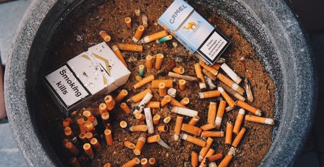 Kebiasaan rokok dan GERD memiliki hubungan negatif, zat di dalam rokok melemahkan katup dan merangsang produksi asam lebih banyak.