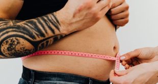 Kondisi obesitas dan GERD memiliki kaitan yang kuat, karena lemak di perut menekan lambung dan memudahkan asam naik ke atas.