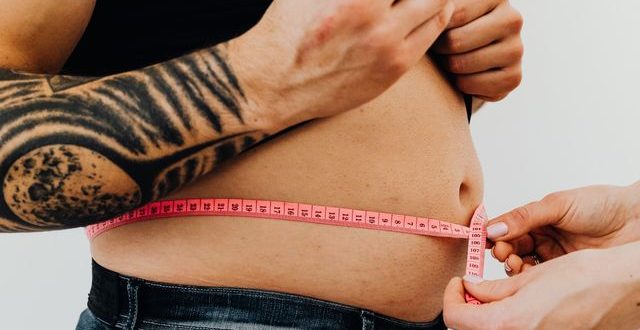 Kondisi obesitas dan GERD memiliki kaitan yang kuat, karena lemak di perut menekan lambung dan memudahkan asam naik ke atas.