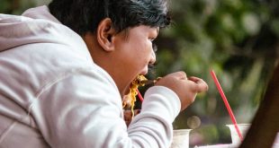 Mengatur waktu makan yang tetap membantu menjaga kestabilan produksi asam dan mencegah perut kosong terlalu lama.