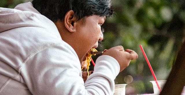 Mengatur waktu makan yang tetap membantu menjaga kestabilan produksi asam dan mencegah perut kosong terlalu lama.