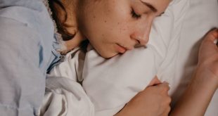 Ilustrasi posisi tidur yang disarankan dan dihindari bagi penderita asam lambung