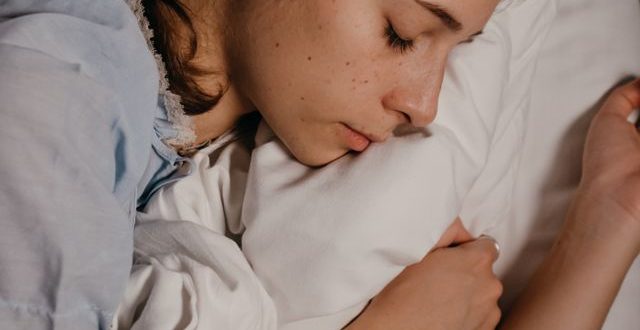 Ilustrasi posisi tidur yang disarankan dan dihindari bagi penderita asam lambung
