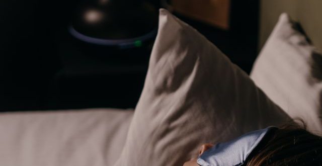 Ilustrasi siklus istirahat tubuh dan pengaruh kurang tidur terhadap kinerja sistem pencernaan serta produksi asam lambung