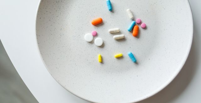 Ilustrasi proses penyesuaian gaya hidup dan pengurangan dosis obat secara bertahap untuk mengurangi obat asam lambung