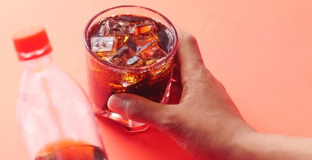 Minuman bersoda dan GERD sangat tidak disarankan, karena gas di dalamnya meningkatkan tekanan lambung dan memudahkan asam naik ke atas.