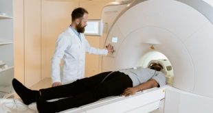 alat terapi radiasi pengobatan kanker yang menembakkan sinar energi tinggi ke sasaran tumor