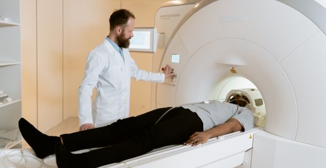 alat terapi radiasi pengobatan kanker yang menembakkan sinar energi tinggi ke sasaran tumor