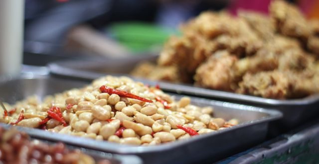 Segenggam camilan sehat setiap hari membantu menjaga keseimbangan lemak darah secara alami.